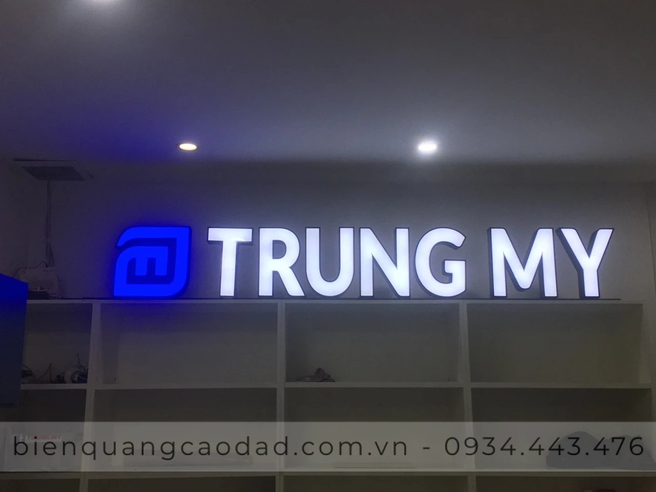 Bảng biển chữ nổi