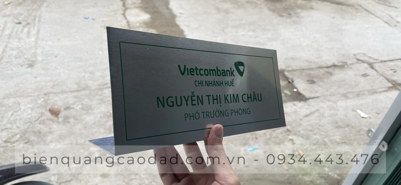Cách chọn biển mica văn phòng