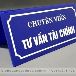 Mẹo chọn biển chức danh mica