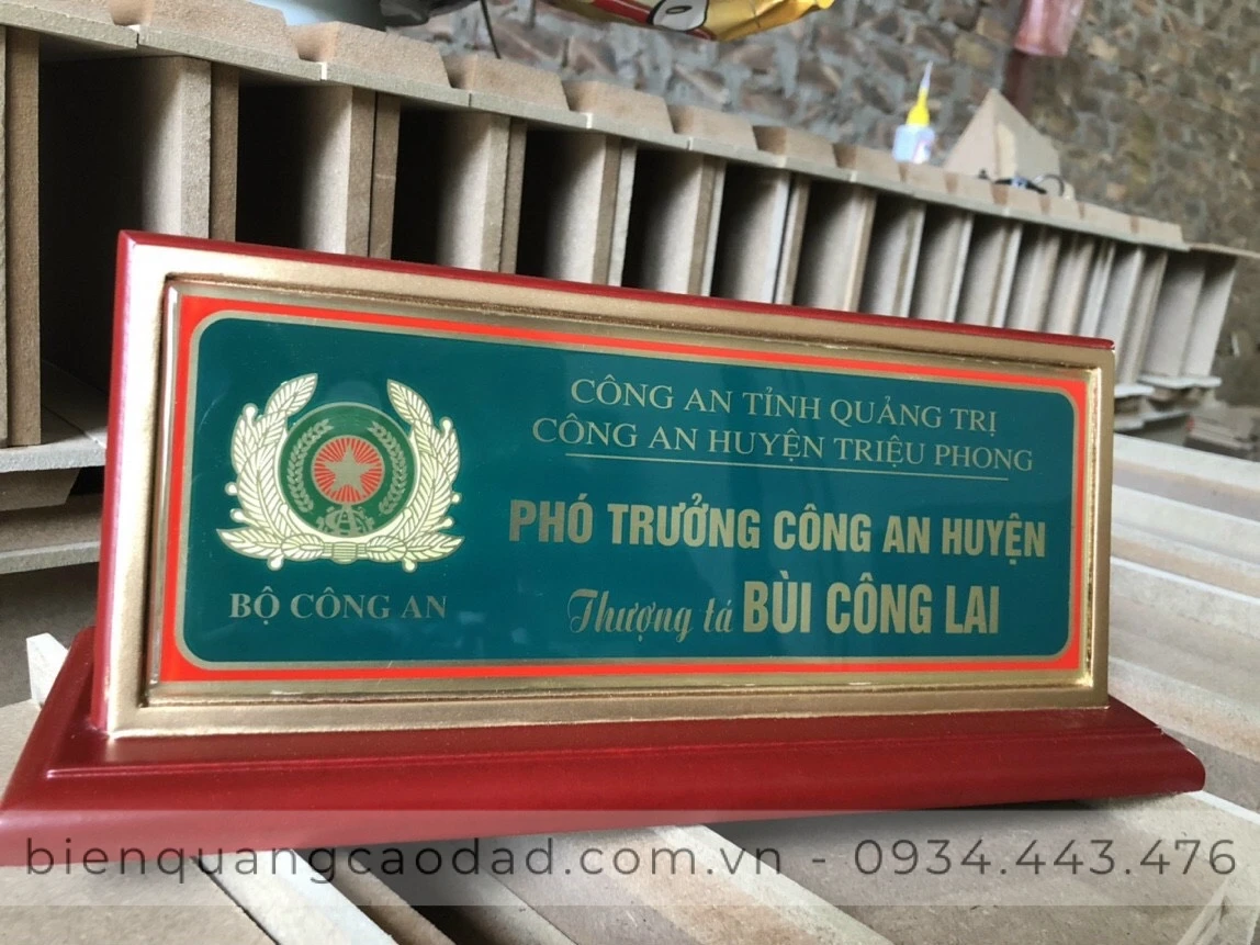 mẹo chọn biển chức danh văn phòng
