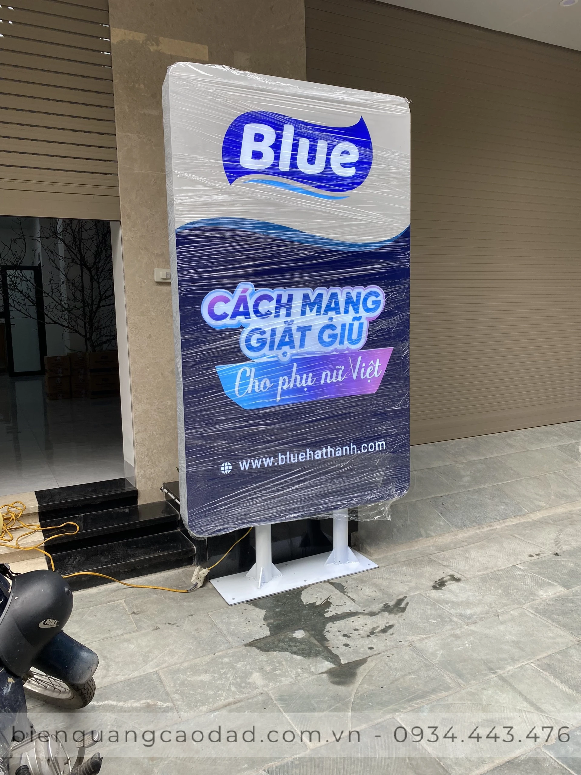 Biển quảng cáo có chân